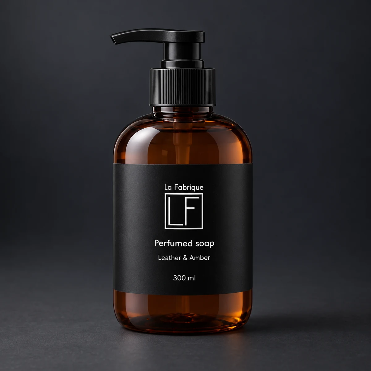La Fabrique · Hand Soap — Этикетка парфюмированного мыла с лаконичным оформлением. Визуализация по макету заказа.